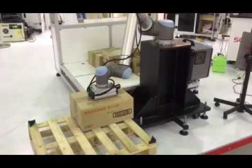 SOLOMON AccuPick Enables Robot to Pick Up Randomly Placed Boxes and Sorts